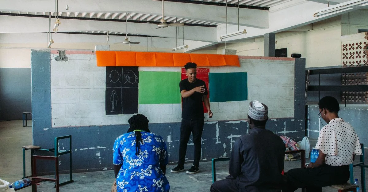 Une séance d'atelier créatif avec des individus divers dans un cadre de studio d'art urbain.