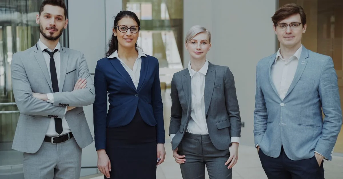 Groupe diversifié de professionnels en affaires dans un cadre de bureau représentant le travail d'équipe corporate.