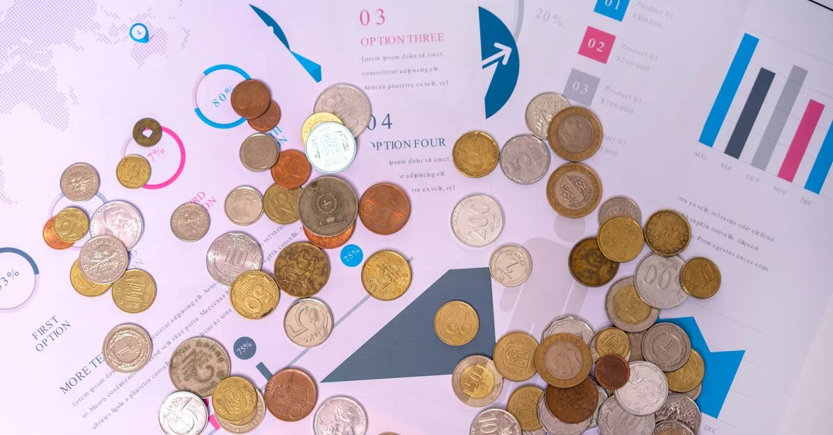 Image de diverses pièces sur des documents financiers avec des graphiques et des chartes.