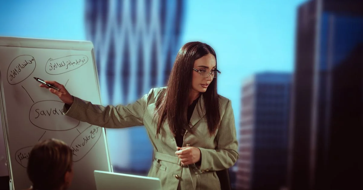 Femme d'affaires faisant une présentation dans un cadre de bureau moderne, Bagdad.