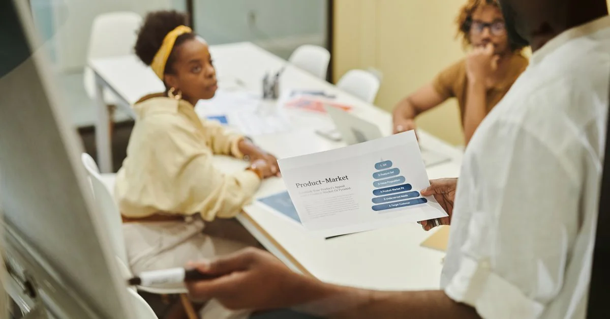 Trois collègues engagés dans une discussion collaborative lors d'une réunion d'affaires.